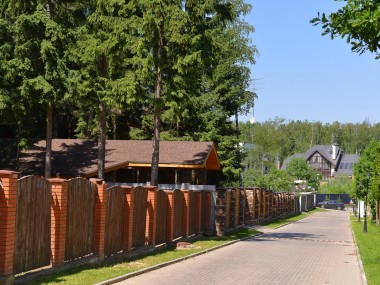 Коттеджный поселок Пансионат Петрово-Дальнее по Ильинскому шоссе в 15 км от Москвы. Элитная недвижимость в КП Пансионат Петрово-Дальнее в Подмосковье - Околица - 1243